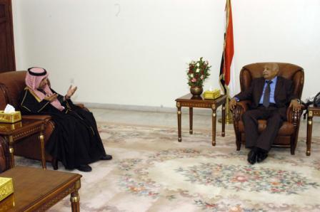 رئيس الوزراء لدى استقباله أمين عام مجلس وزراء الداخلية العرب أمس