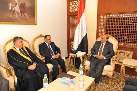 رئيس الجمهورية خلال استقباله وزير الصناعة العراقي