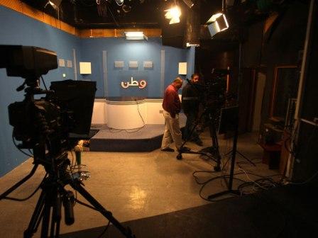 محطة تلفزيون وطن التي اقتحمتها قوات جيش الاحتلال الإسرائيلي .