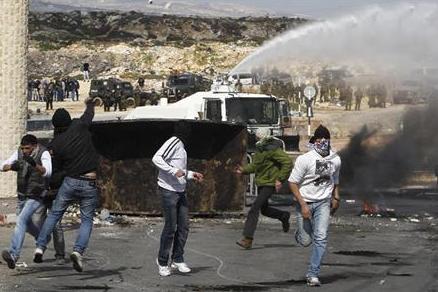 شبان فلسطينيون خلال مواجهة مع الجيش الإسرائيلي