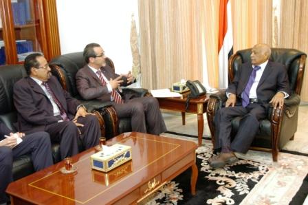 باسندوة أثناء استقباله رئيس بعثة اللجنة الدولية للصليب الأحمر أمس