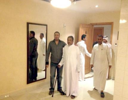 باعوم أثناء مغادرته مستشفى الملك فيصل التخصصي في العاصمة السعودية الرياض أمس الأول الثلاثاء