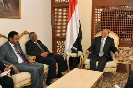 رئيس الجمهورية أثناء استقباله مساعد الرئيس السوداني