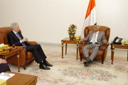 رئيس الوزراء لدى استقباله وزير التعاون الدولي والشؤون الأوروبية الهولندي