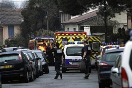 الشرطة الفرنسية خلال مداهمة لمنزل المشتبه به في تولوز يوم الأربعاء
