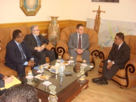 محافظ عدن أثناء لقائه السفير الروسي أمس