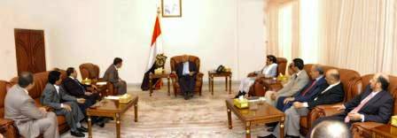 باسندوة لدى استقباله رئيس وأعضاء الغرفة التجارية والصناعية بأمانة العاصمة أمس