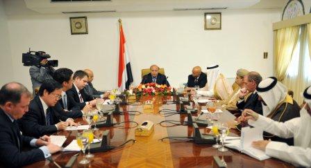 رئيس الجمهورية أثناء لقائه سفراء الدول الـ(10) الراعية للحوار الوطني الشامل أمس