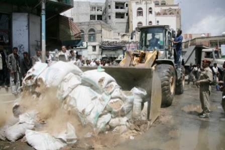 جانب من أعمال إزالة الحواجز والسواتر الترابية في العاصمة صنعاء أمس