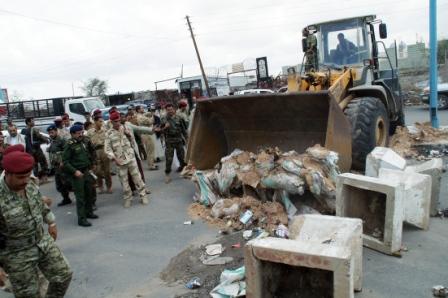 جانب من أعمال إزالة المظاهر المسلحة في العاصمة صنعاء أمس