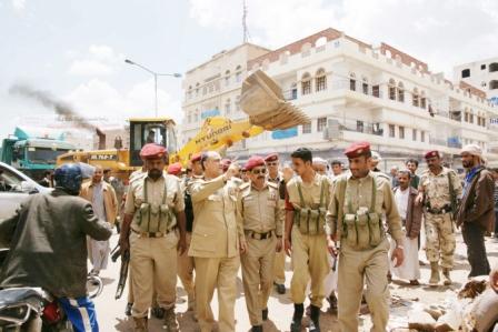 اللجنة العسكرية أثناء إزالة المتاريس من شارع الأكمة المتفرع من شارع الستين أمس