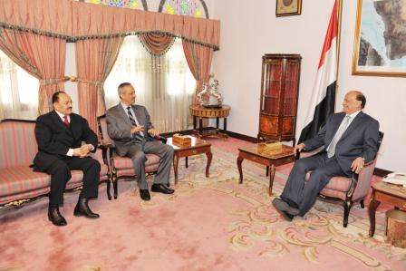 الرئيس لدى استقباله د. قاسم سلام وشوقي هائل بعد أدائهما اليمين الدستورية