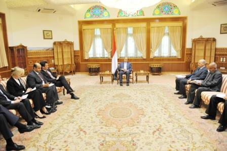 رئيس الجمهورية لدى استقباله سفراء دول الاتحاد الأوروبي لدى اليمن أمس