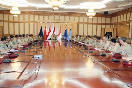 وزير الدفاع لدى ترؤسه الاجتماع الموسع الذي عقد أمس في قيادة وزارة الدفاع