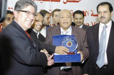 .. ويدشن المرحلة الرابعة من حملة الاغاثة للمتضررين من الأحداث أمس