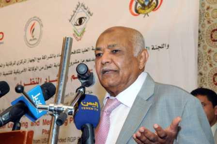 باسندوة يلقي كلمته في حفل التدشين أمس