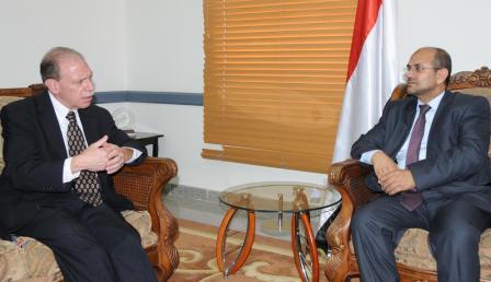 د.السعدي أثناء لقائه السفير الأمريكي أمس