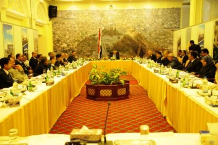 جانب من الاجتماع الاستثنائي للحكومة في تعز