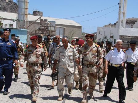 وزير الدفاع أثناء زيارته للقاعدة البحرية أمس