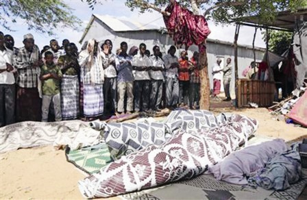 صوماليون يؤدون صلاة الجنازة في مقديشو أمس الثلاثاء