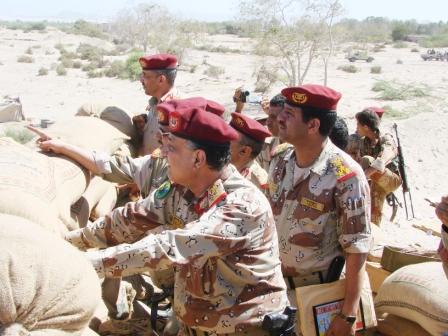 وزير  الدفاع في زيارة ميدانية للوحدات العسكرية في أبين