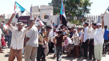 أثناء تجمع مجموعات معارضة أمام بوابة فندق ميركيور أمس