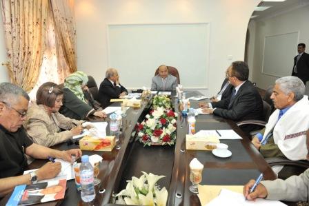 رئيس الجمهورية أثناء استقباله أعضاء لجنة الاتصال أمس