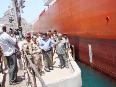 وزير الدفاع يتفقد شركة مصافي عدن أمس