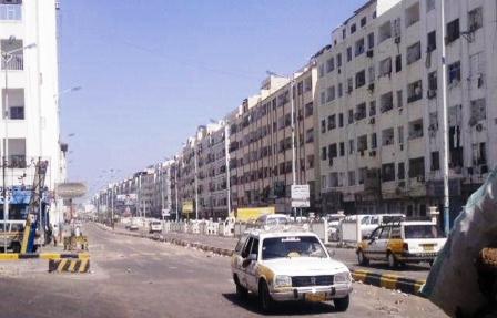 الشارع الرئيسي بالمعلا بعد عودة حركة المواصلات إليه أمس