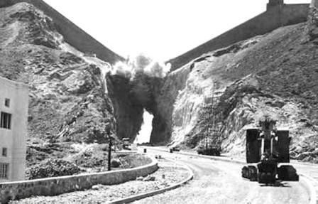 لحظة تدمير جسر باب العقبة ابريل 1963