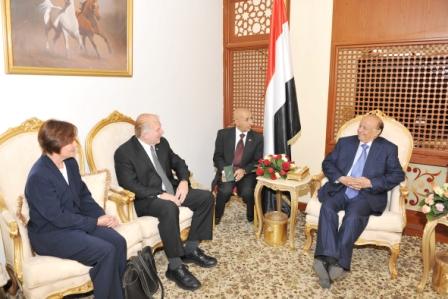 رئيس الجمهورية لدى استقباله وفد الكونجرس الأمريكي أمس