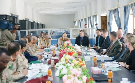 وزير الدفاع خلال ترؤسه اجتماع الفريق الفني العسكري أمس