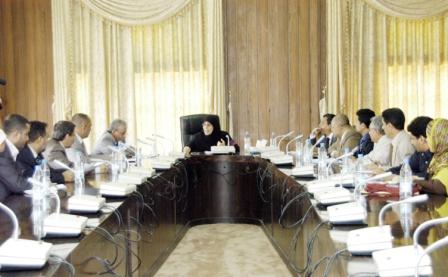 وزيرة حقوق الإنسان لدى ترؤسها اجتماع اللجنة الوزارية للتواصل مع الشباب أمس