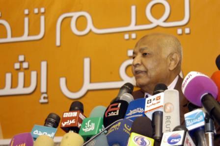 باسندوة يلقي كلمته في حفل الإشهار أمس