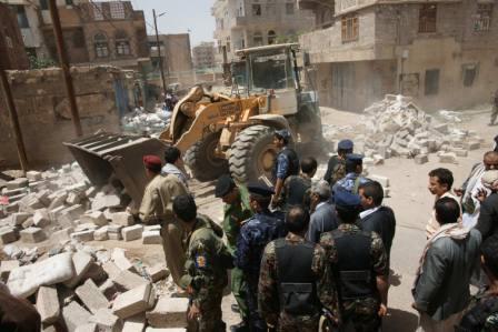 جانب من أعمال إزالة المظاهر المسلحة في الحصبة أمس