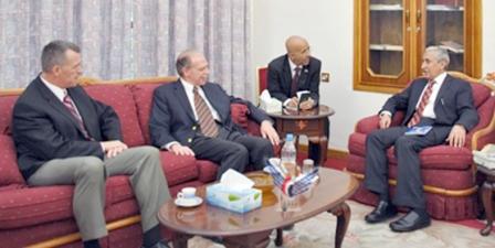 وزير الداخلية لدى لقائه السفير الأمريكي أمس