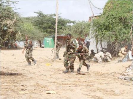 جنود حكوميون يجرون لاتخاذ أماكنهم خلال كمين نصبه متمردو الشباب خارج مقديشو