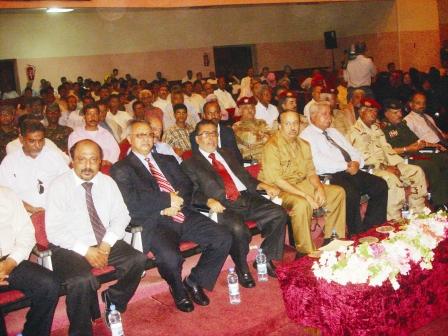 محافظ عدن أثناء حضوره الحفل الخطابي والفني بمناسبة العيد الوطني أمس