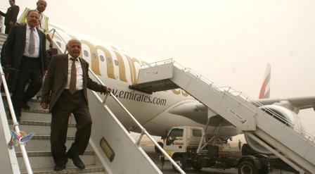 رئيس الوزراء لدى عودته إلى صنعاء أمس