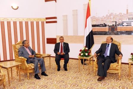 .. ويستقبل مهاتير محمد