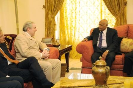 رئيس الوزراء لدى استقباله رئيس مجلس إدارة غرفة التجارة الأمريكية العربية