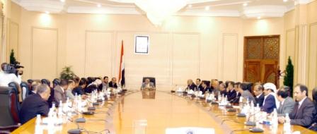 رئيس الوزراء لدى اجتماعه بالغرف التجارية أمس