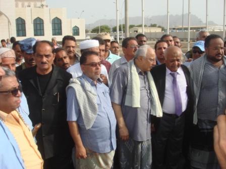 رئيس الوزراء والمحافظ وتمام باشراحيل ومحمد علي أحمد أثناء وصول جثمان الفقيد