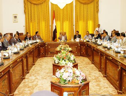 رئيس الوزراء يرأس الاجتماع  الاستثنائي لمجلس الوزراء بحضور محافظ عدن وقيادة السلطتين المحلية والتنفيذية