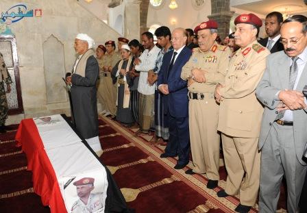 الرئيس و جموع المصلين يؤدون صلاة الجنازة على روح الشهيد اللواء سالم قطن