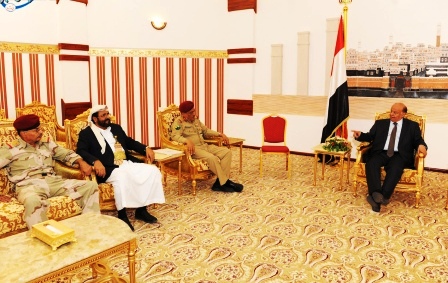 الرئيس لدى لقائه قيادات مدنية وأمنية في مأرب