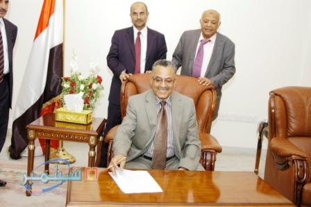 رئيس الوزراء لدى حضوره التوقيع على اتفاقيتي توفير طاقة كهربائية إضافية لمحافظتي الحديدة وأبين