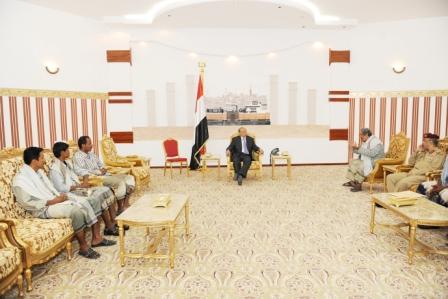 .. ويستقبل صالح واحمد سالم علي قطن نجلي الشهيد البطل قائد المنطقة الجنوبية وقائد اللواء 31 السابق