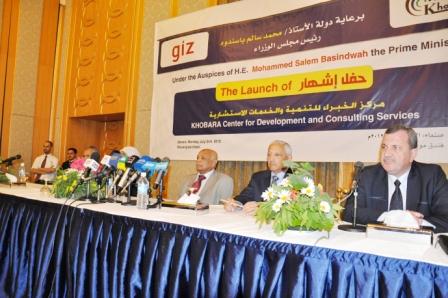 رئيس الوزراء لدى حضوره أمس حفل اشهار مركز الخبراء للتنمية والخدمات الاستشارية