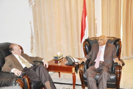 رئيس الوزراء لدى لقائه سفير الولايات المتحدة الأمريكية بصنعاء